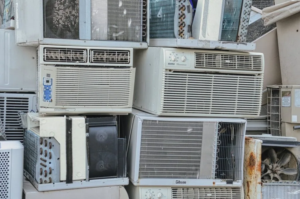 white window type air conditioner 11256545.jpeg
